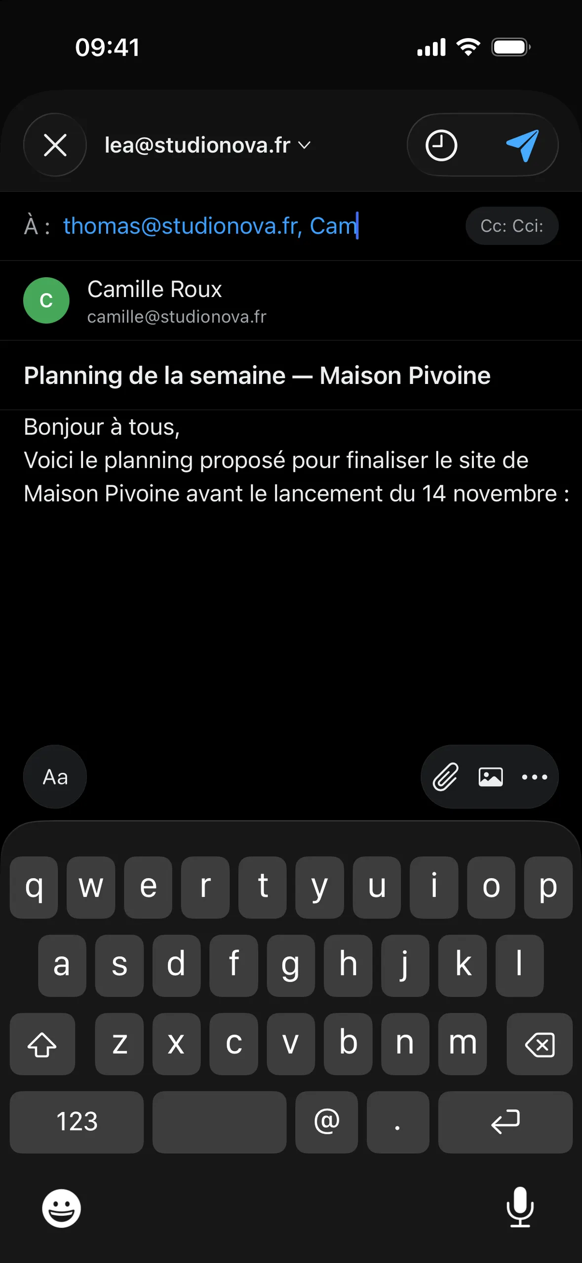 Rédaction d’un nouveau message sur iPhone, avec un destinataire suggéré, une pièce jointe et une signature.