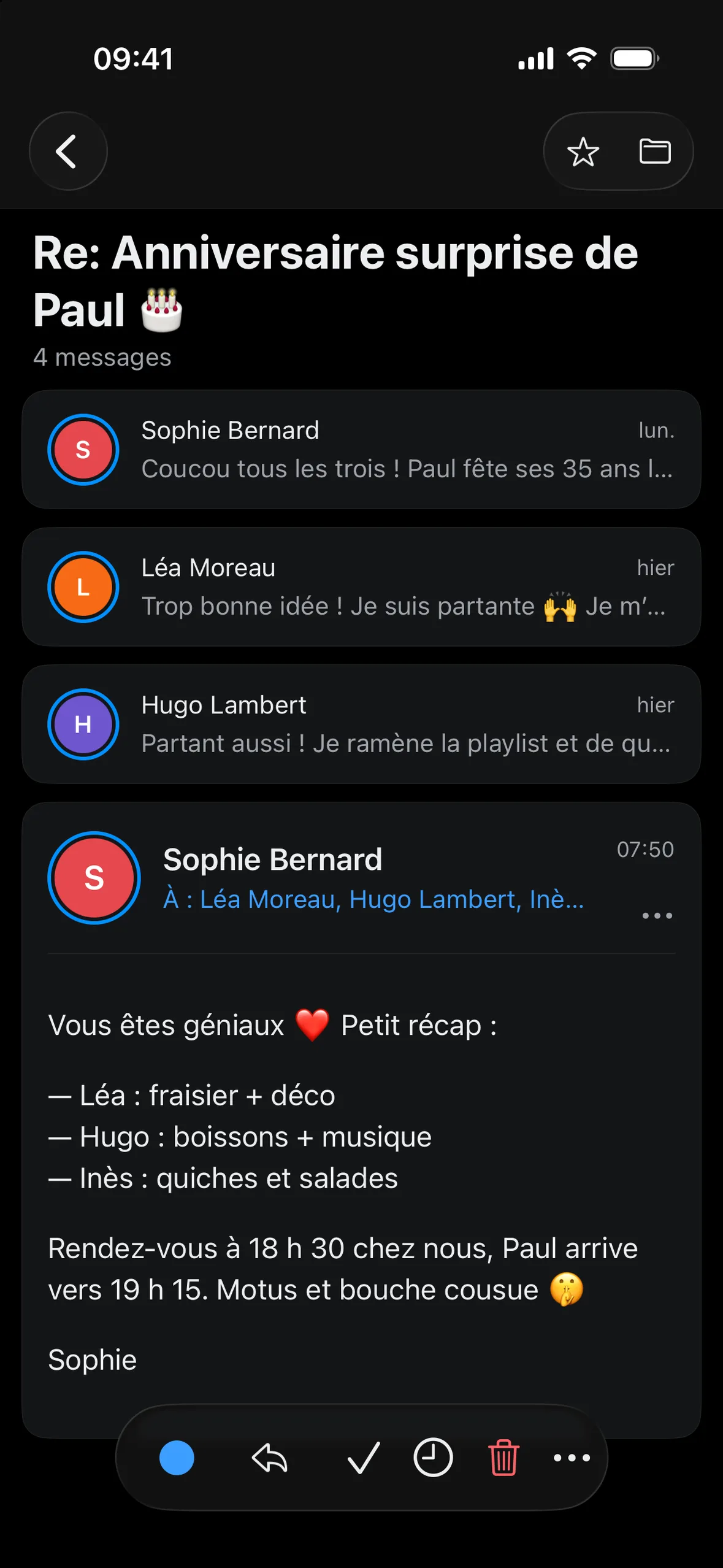 Une conversation de quatre messages ouverte sur iPhone, les plus anciens repliés.